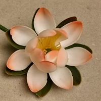 kunstig blomst hvid åkande orange spidser grønne blade gammel plastik blomst